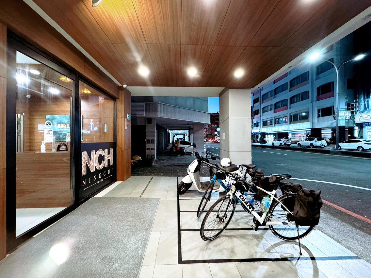 P Inn Tainan Bagian luar foto